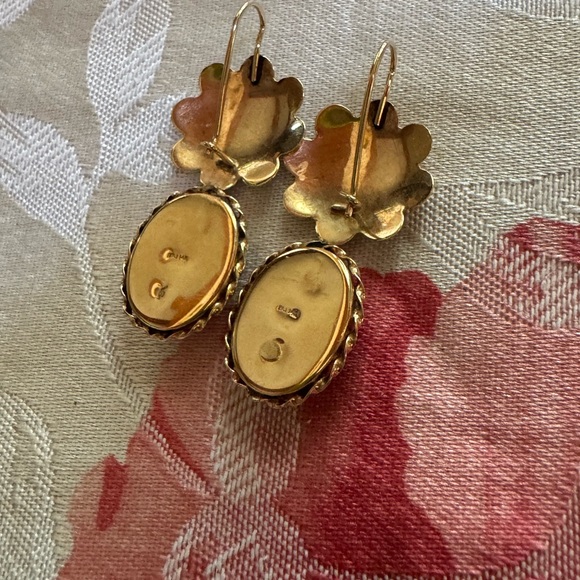 14KT Elegant Gold Cameo Earrings - Picture 7 of 9